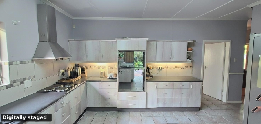 4 Bedroom Property for Sale in Glen Barrie Western Cape